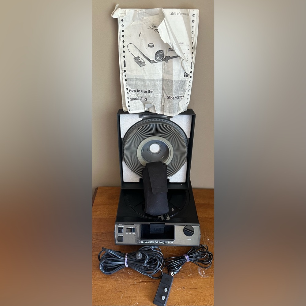 Vintage Kodak 4600 Carousel Slide Tabletop Projector w/ Remote Control